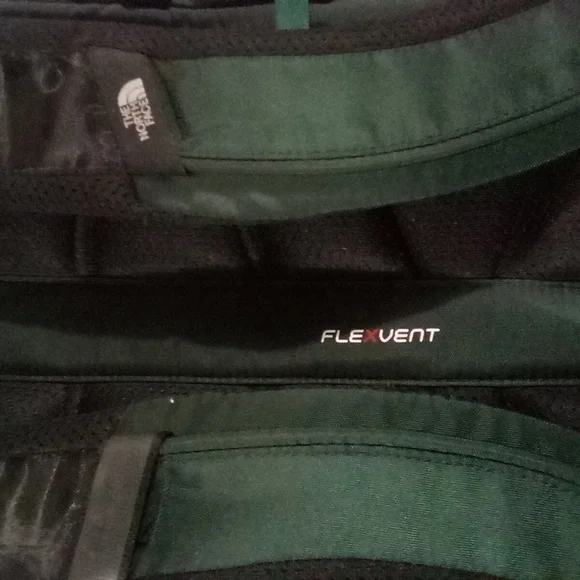 🏞Green North Face Recon Backpack (lots of pockets)🏞